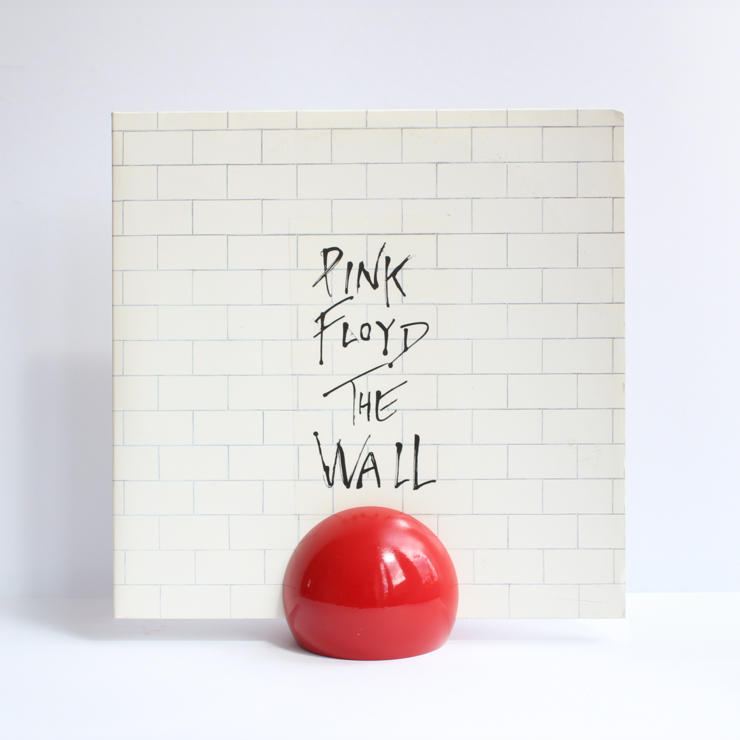 Red sphere with 12mm slit to house your vinyl case. High gloss finish with a beautiful retro design.