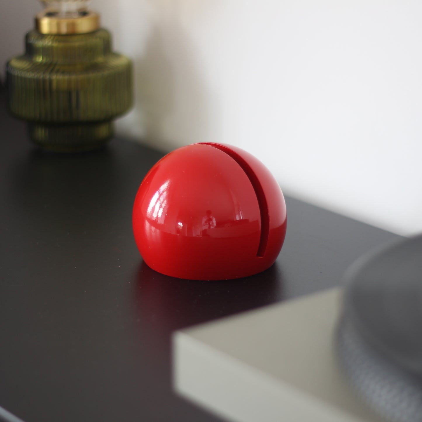 Red sphere with 12mm slit to house your vinyl case. High gloss finish with a beautiful retro design.